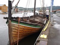 Tendring/bygdabåt «Sara Kjerstine» av Hitra ved kai ved Trondheim S. i 2009. Foto: Olve Utne (2009).