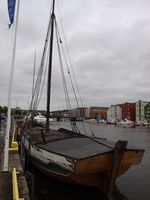 Tendring/bygdabåt «Sara Kjerstine» av Hitra ved kai ved Trondheim S. i 2009. Foto: Olve Utne (2009).