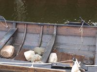 Seglsteinar (ballast) i ein storfæring. Foto: Olve Utne