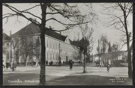 Stiftsgården sett sørover ned Munkegata fra krysset med Dronningens gate. Foto: Alf Schrøder/Nasjonalbiblioteket (1920–1930).