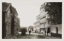 Fasaden ut mot Gøteborggata fra 1901 til høyre. Foto: Nasjonalbiblioteket