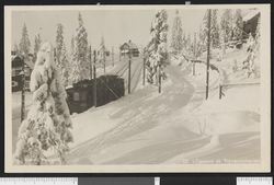 Holmenkollbanen en vinterdag ved Lillevann stasjon. Ukjent fotograf/Nasjonalbibliotekets bildesamling