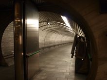 Gang mot stasjonen fra inngangen i Parkveien / Henrik Ibsens gate. Foto: Olve Utne (2009)