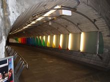 Gang mot stasjonen fra inngangen i Parkveien / Henrik Ibsens gate. Foto: Olve Utne (2009)