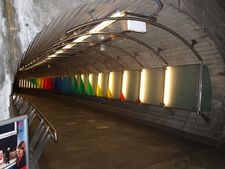 Gang mot stasjonen fra inngangen i Parkveien / Henrik Ibsens gate. Foto: Olve Utne (2009)