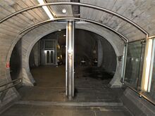 Gang mot stasjonen fra inngangen i Parkveien / Henrik Ibsens gate. Foto: Olve Utne (2009)