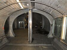 Gang mot stasjonen fra inngangen i Parkveien / Henrik Ibsens gate. Foto: Olve Utne (2009)