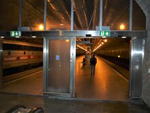 En av de to jernbaneperrongene. Foto: Olve Utne (2009)