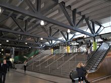 Ved jernbanens hovedinngang i Ruseløkkeveien. Foto: Olve Utne (2009)