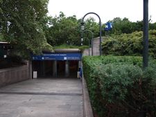 Jernbaneinngangen på Johanne Dybwads plass. Foto: Olve Utne (2009)