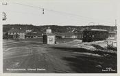 Sognsvannsbanen på stasjonen ved stadion skal krysse Sognsveien på vei mot Oslo sentrum, Stadion Kro og stadion i bakgrunnen. Foto: Sigurd Gran/Nasjonalbiblioteket (1934-1936).