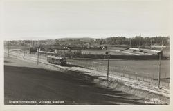 Sognsvannsbanen passerer Ullevaal stadion. Foto: Sigurd Gran/Nasjonalbiblioteket (1934-1936).