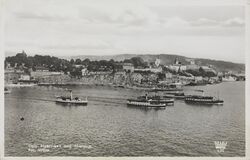 Pappabåtene stevner ut fra Pipervika med Akershus festning i bakgrunnen. Foto: Anders Beer Wilse/Nasjonalbiblioteket