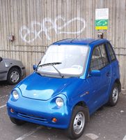 11. 13854cr Reva elbil ved ladestasjon crop.jpg