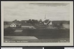 Kirken og området rundt i 1922. Foto: Carl Normann