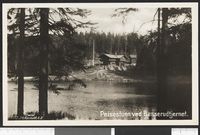 Peisestuen og Besserudtjernet på et postkort. Foto: Nasjonalbiblioteket