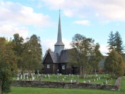 Kirka med kirkegården. Foto: Olve Utne (2009).