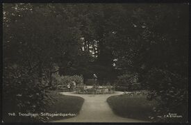Parken sett østover mot Nordre gate. Foto: C.A. Erichsen/Nasjonalbiblioteket (1910–1920).