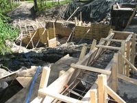 Nedre mølledam og sagfundament under arbeid. Anleggsarbeidene var krevende.