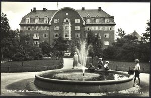 151 Trondhjem. Museumsplass - no-nb digifoto 20150623 00306 bldsa PK16889.jpg