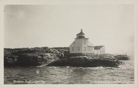 Homlungen fyrstasjon fra 1867 ved innseilingen til Skjærhalden ligger helt i utkanten av nasjonalparken. Foto: Carl Normann/Nasjonalbiblioteket (1920–1930).