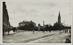 Bilde tatt i krysset Mellomveien og Innherredsveien med Lademoen skole til venstre i bildet og Lademoen kirke til høyre. Foto: J.H. Küenholdt A/S