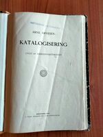 Tittelblad til Arnesens Katalogisering (1916) Foto: Olve Utne (2023).