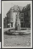 94. 166. Moss. Fontænen, Torvet. - no-nb digifoto 20150626 00024 bldsa PK30683B.jpg