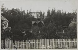 Motiv fra Nedre Stabekk, med tidl. Stabækhøi Hotel i bakgrunnen. Foto: Ole Skarbø/Nasjonalbiblioteket (1920–1922).
