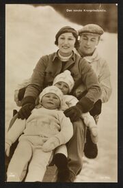 «Den norske Kronprinsfamilie». Foto: Anders Beer Wilse/Nasjonalbiblioteket (1934).