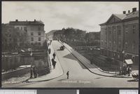 Storgata med brua over Tista sett nordfra i 1920-åra. Foto: Mittet & Co.