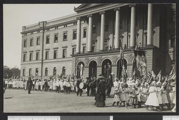 17. mai-tog, Oslo, 1906 - no-nb digifoto 20140723 00012 bldsa PK18670.jpg