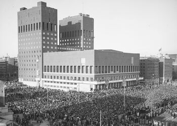17.mai 1945. På festplassen. kl.7 - no-nb digifoto 20150326 00062 NB MIT FNR 02878 A.jpg