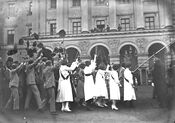 17. mai-toget (russetoget) passerer Slottet i 1922. Foto: Narve Skarpmoen