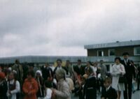 Syttendemai-tog utenfor butikken i 1971 (skjermbilde fra 8mm privatopptak)