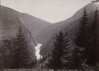 180. Thelemarken, Vestfjorddalen, Parti fra Maaneelven nedenfor Rjukan - NB bldsa AL0180.jpg