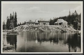 Tryvannsstua har vært serveringsstedet i tilknytning til Tryvannskleiva og åpnet i 1931. Foto: Nasjonalbiblioteket (1931-1935).