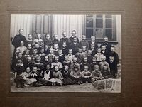 1896: Skolebilde sannsynligvis tatt i 1896. Se navn på neste foto. (Fra Ole Uglands samling)