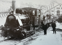 1. 1902 Kykkelsrud Kraftstasjon med lokomotivet Ullka. forran .png