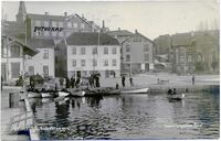Grimstad, postkort utgitt av Cigarforretningen Trio. Forside av postkort brukt av Hanken Iversen 28/8 1911. Her har hun notert hvor hun hadde fotografisk forretning. (Fra samling Jarl V. Erichsen)