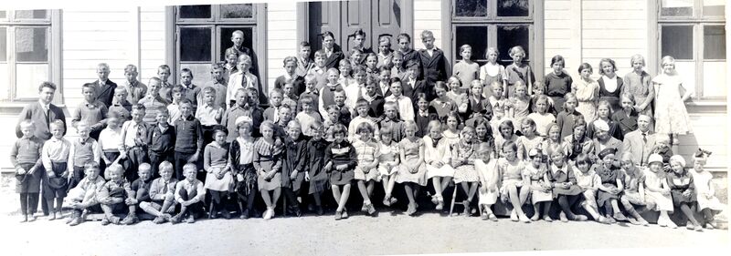 Birketveit skole - Elever og lærere 1933/34 (Fotoeier: Helene Holst Kristensen)