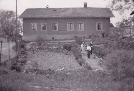 Bilde tatt trolig i 1938 av hagen til Presterud gård