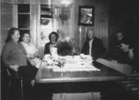 1949. Kaffekos i peisestua, sikkert en søndag.