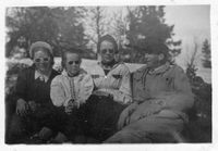 1950. På barsenga: Maja, Turid, Reidunn, Skundber`n.