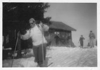 1950. Onkel Kristian i farta ut porten.