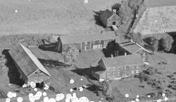 Snartum 1951, utsnitt av flyfoto. Foto: Widerøe (1951).