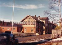 Den gamle butikken i Næroset. Fra venstre ser vi lagerbygningen, hovedhuset med butikktrappa og «hærdags»inngangen, kafébygningen lengst til høyre. I nedre, høyre hjørne: Stakittet rundt «lekestuggu-hagen». Gul bygning, over stakittet: En fløy av bua der den gråsteinsmurte «sildkjelleren» lå. (Garasjene bortenfor kafébygningen vises ikke på bildet. Buer, fjøs og staller ligger utenfor høyre bildekant.)