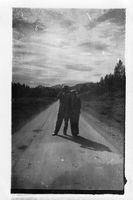 1956. Lars og Inger i solnedgang.