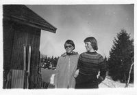 1957. Søstrene Fremstad: Turid og Reidunn.