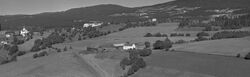Flyfoto av Snartum 1957. Til venstre ser vi Kvisgard, Seegård kirke og Segard gard. Foto: Widerøe